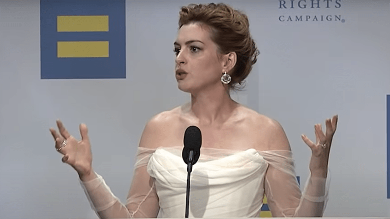 Anne Hathaway gives acceptance speech